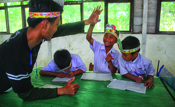 Kegiatan belajar mengajar salah satu tenaga pendidik dari Tho Mandar Institute (TMI) di SDN No. 49 Inpres Rattetarring  <br> Foto: Abdul Masli