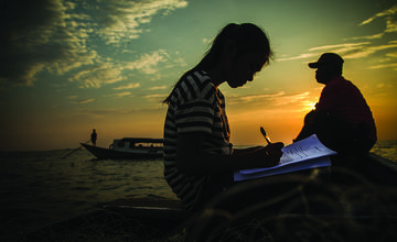 Tetap belajar meski harus membantu orang tua melaut <br> Foto: Yusuf Ahmad/Yayasan BaKTI