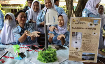 Foto: Pelajar SMA Negeri 14, Semarang, Jawa Tengah, mengembangkan inovasi teknologi dengan sistem energi terbarukan yang ramah lingkungan. ANTARA FOTO/Makna Zaezar/foc.