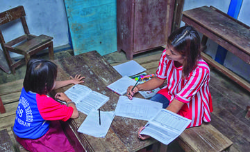 Masyarakat melalukan tes cepat kepada siswa untuk mengetahui kemampuan dasar siswa untuk membaca dan berhitung. <br>Foto: Abdurrahman Doge/TNP2K