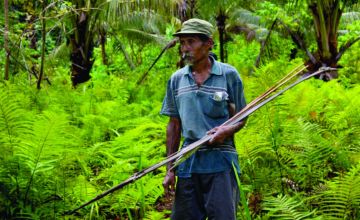 Antonius, komunitas O’Hongana Manyawa yang saat ini tinggal di Hutan Halmahera, Maluku Utara, yang saat ini telah menjadi wilayah Taman Nasional Aketajawe Lolobata. Pada 2011, ia ditemui sedang membawa tombak dan panah untuk berburu <br>Foto: Faris Bobero/ Mongabay Indonesia
