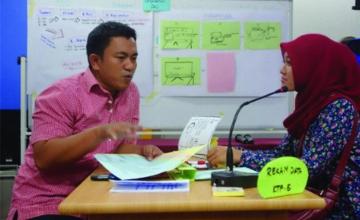 (Kiri) Pertemuan dengan masyarakat untuk memperoleh umpan balik setelah pembangunan purwarupa untuk optimasi proses dalam penerbitan KTP Indonesia <br> Foto: Dok. GIZ