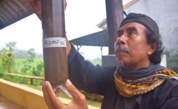 Wardiono mensimulasikan pengamatan struktur tanah. Foto: Themmy Doaly/Mongabay Indonesia