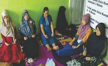 Para ibu hamil sedang melakukan proses relaksasi yang merupakan bagian dari metode persalinan dengan Antenatal Care Hipnoterapi di Pustu Kappuna - Wilayah Puskesmas Masamba. <br> Foto: Pemkab Luwu Utara