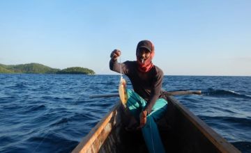 Nelayan Bajo di Monsongan menggunakan alat tangkap ramah lingkungan seperti pancing, jaring kecil, dan panah, agar tak merusak terumbu karang. Foto: Wahyu Chandra/Mongabay Indonesia.