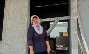 Foto: Upa di sela waktu senggangnya di lokasi proyek/A. Nur Ismi/Bollo.id